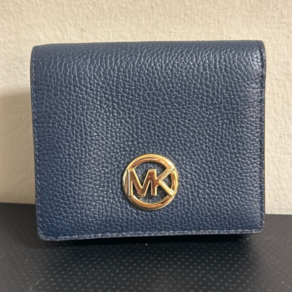 LIKE NEW Michael Kors Blue Wallet Clasp and Zipper MK Circle